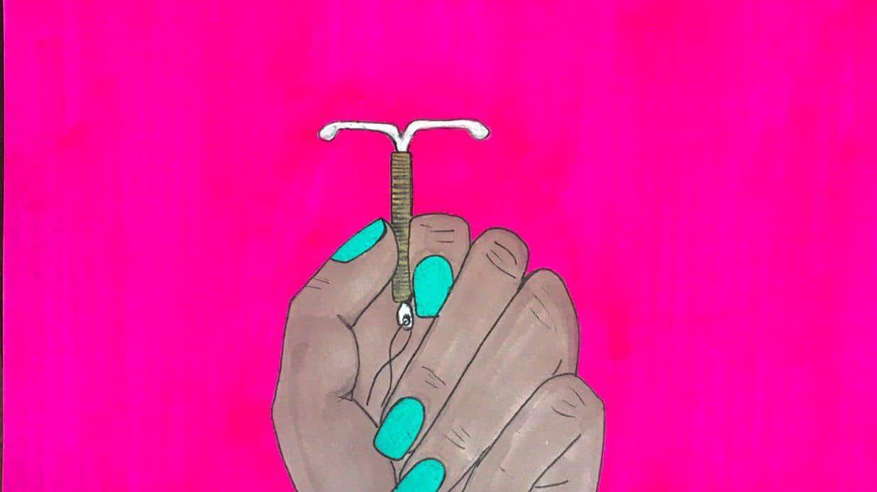 Ilustración. Una mano agarrando el dispositivo intrauterino (DIU) mostrando lo pequeño que es.