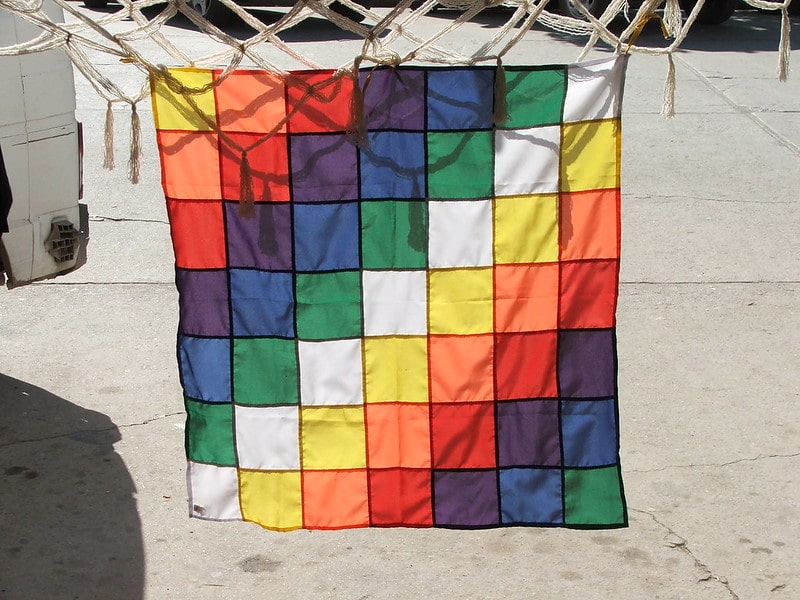 Fotografía de una Wiphala, bandera de los pueblos indígenas de Bolivia, que Evo había convertido en la bandera oficial del país.